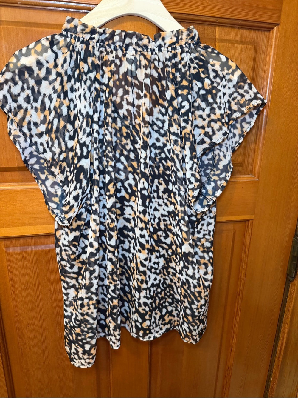 Evereve Leopard-Print Cap Sleeve Blouse — Size L - Picture 8 of 16